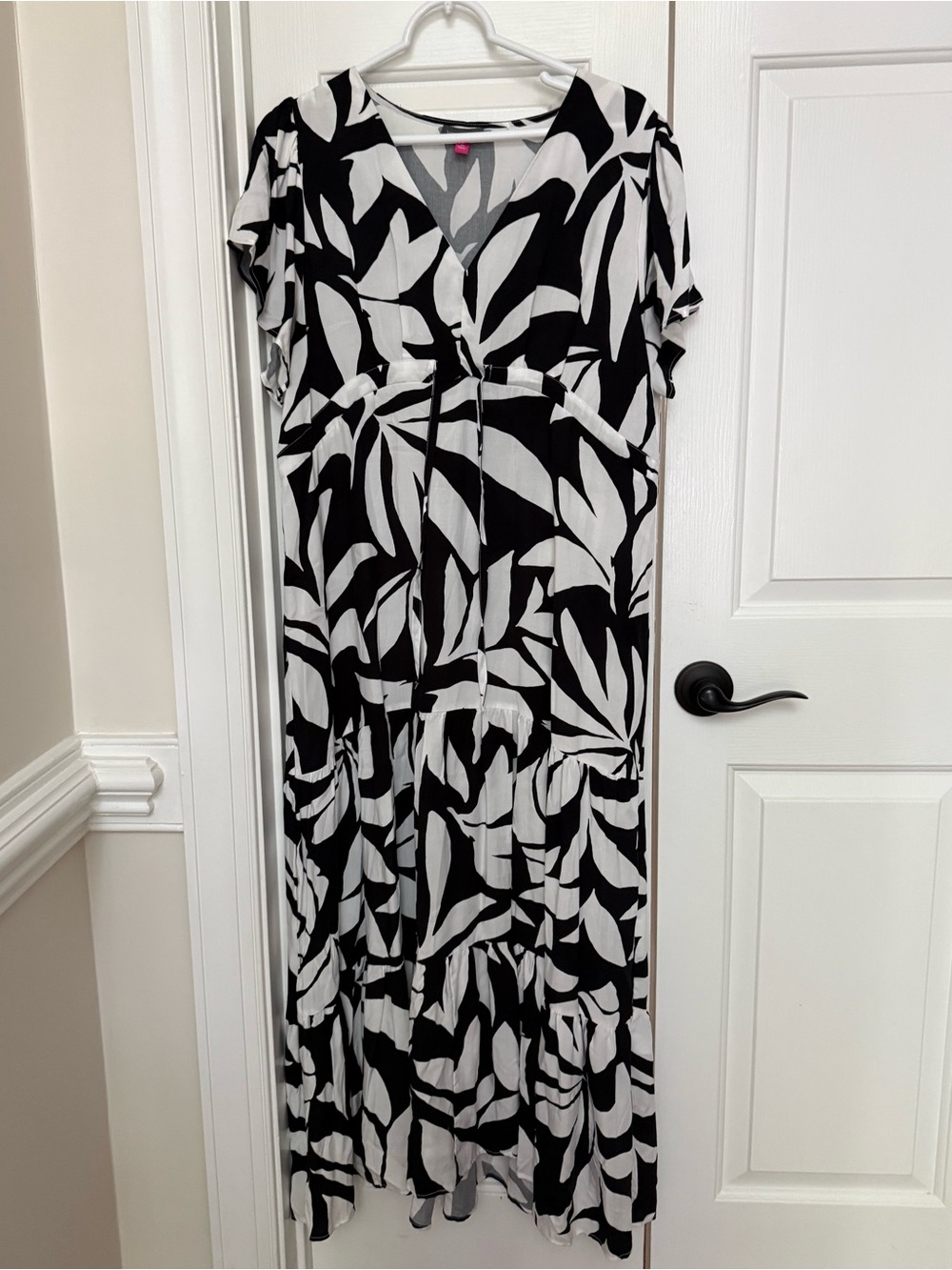 NEW! Vince Camuto Black & White Leaf-Print V-Neck Maxi Dress